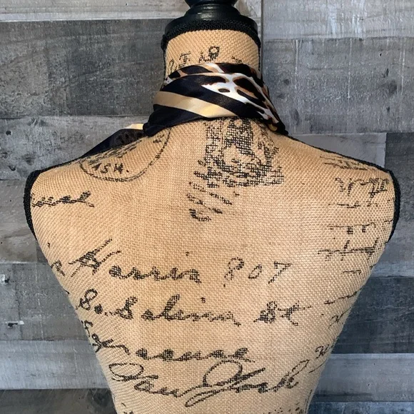 Elegant Leopard Print Scarf - Picture 3 of 16